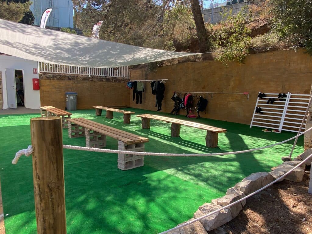 Terraza del centro de buceo TossaDivers en Tossa de Mar